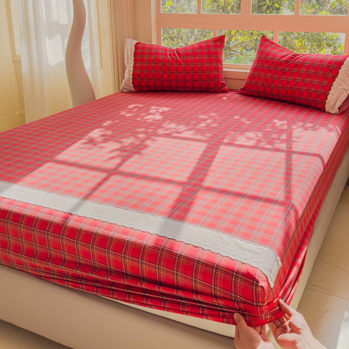 91家纺网 家纺一手货源 找家纺 富阿娜家纺 2026年新款小布袋简约复古花边床笠三件套 朱砂红格