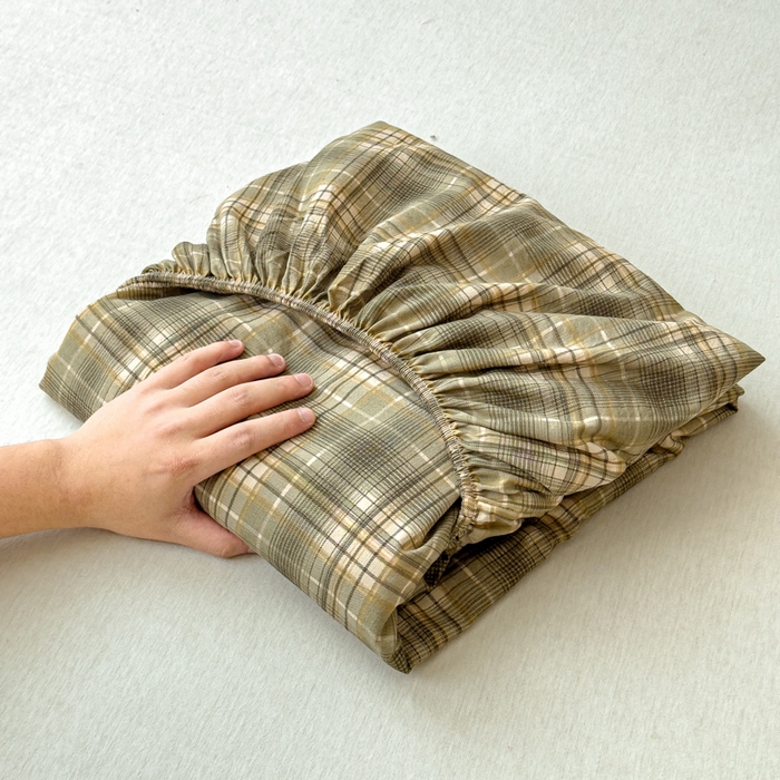 91家纺网 家纺一手货源 找家纺 富阿娜家纺 2026年新款小布袋简约复古花边床笠三件套 茶褐织格