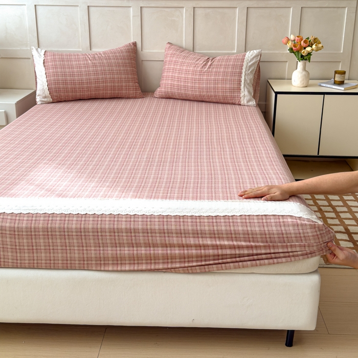 91家纺网 家纺一手货源 找家纺 富阿娜家纺 2026年新款小布袋简约复古花边床笠三件套 桃粉细格