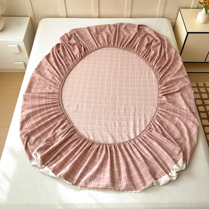 91家纺网 家纺一手货源 找家纺 富阿娜家纺 2026年新款小布袋简约复古花边床笠三件套 桃粉细格