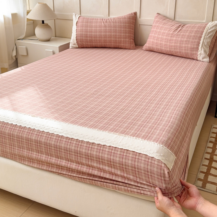 91家纺网 家纺一手货源 找家纺 富阿娜家纺 2026年新款小布袋简约复古花边床笠三件套 桃粉细格