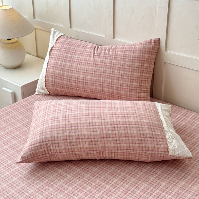 91家纺网 家纺一手货源 找家纺 富阿娜家纺 2026年新款小布袋简约复古花边床笠三件套 桃粉细格