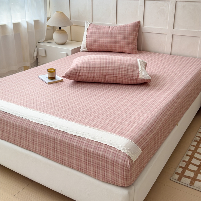 91家纺网 家纺一手货源 找家纺 富阿娜家纺 2026年新款小布袋简约复古花边床笠三件套 桃粉细格