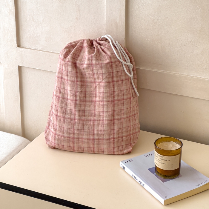 91家纺网 家纺一手货源 找家纺 富阿娜家纺 2026年新款小布袋简约复古花边床笠三件套 桃粉细格