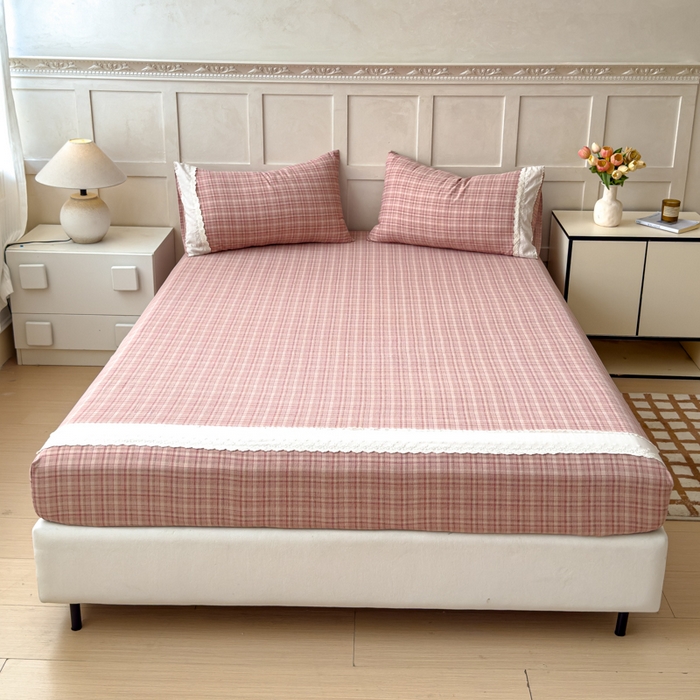 91家纺网 家纺一手货源 找家纺 富阿娜家纺 2026年新款小布袋简约复古花边床笠三件套 桃粉细格