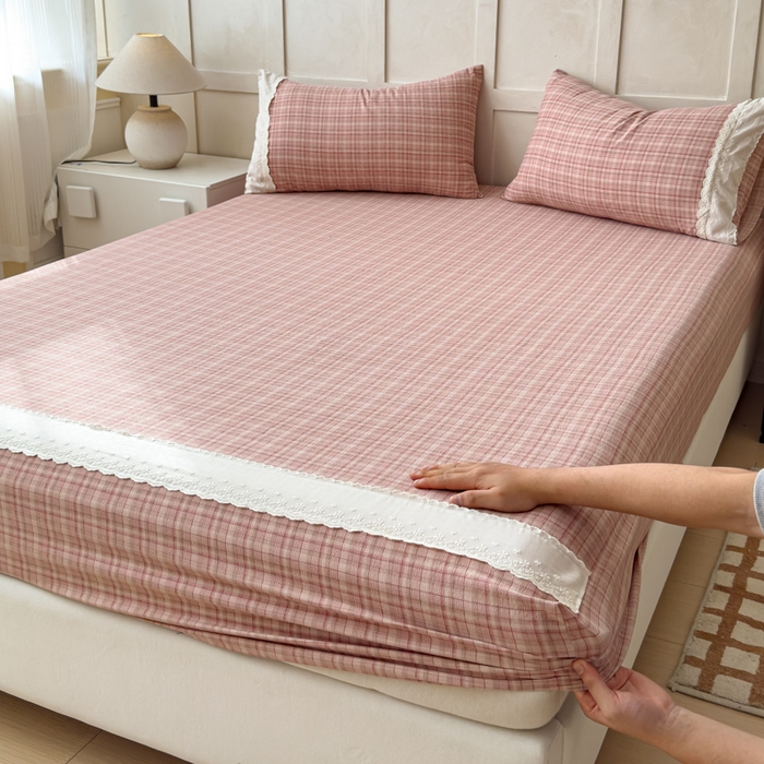 91家纺网 家纺一手货源 找家纺 富阿娜家纺 2026年新款小布袋简约复古花边床笠三件套 桃粉细格