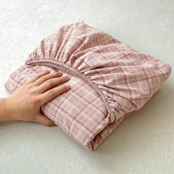 91家纺网 家纺一手货源 找家纺 富阿娜家纺 2026年新款小布袋简约复古花边床笠三件套 桃粉细格