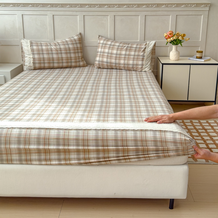 91家纺网 家纺一手货源 找家纺 富阿娜家纺 2026年新款小布袋简约复古花边床笠三件套 焦糖格纹