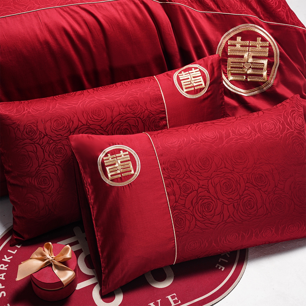 91家纺网 家纺一手货源 找家纺 用心 2026年新款双面长绒棉提花婚庆刺绣四件套 禧爱