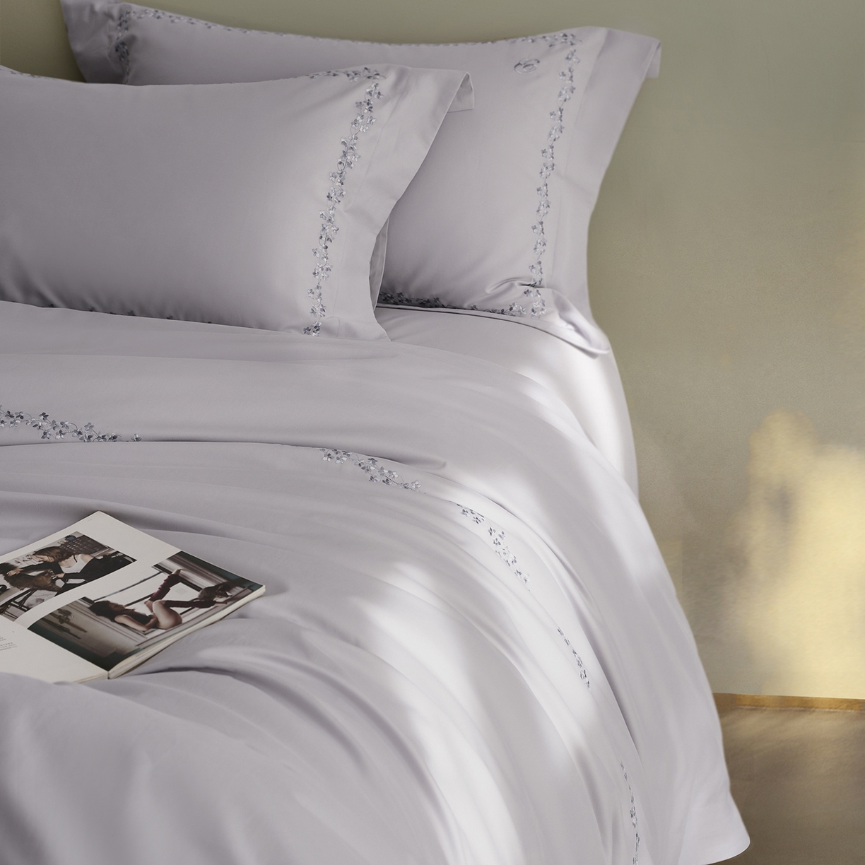 91家纺网 家纺一手货源 找家纺 嘉恋家纺 2025新款东帝兴全棉磨毛绣花四件套-情书系列 情书-蓝灰