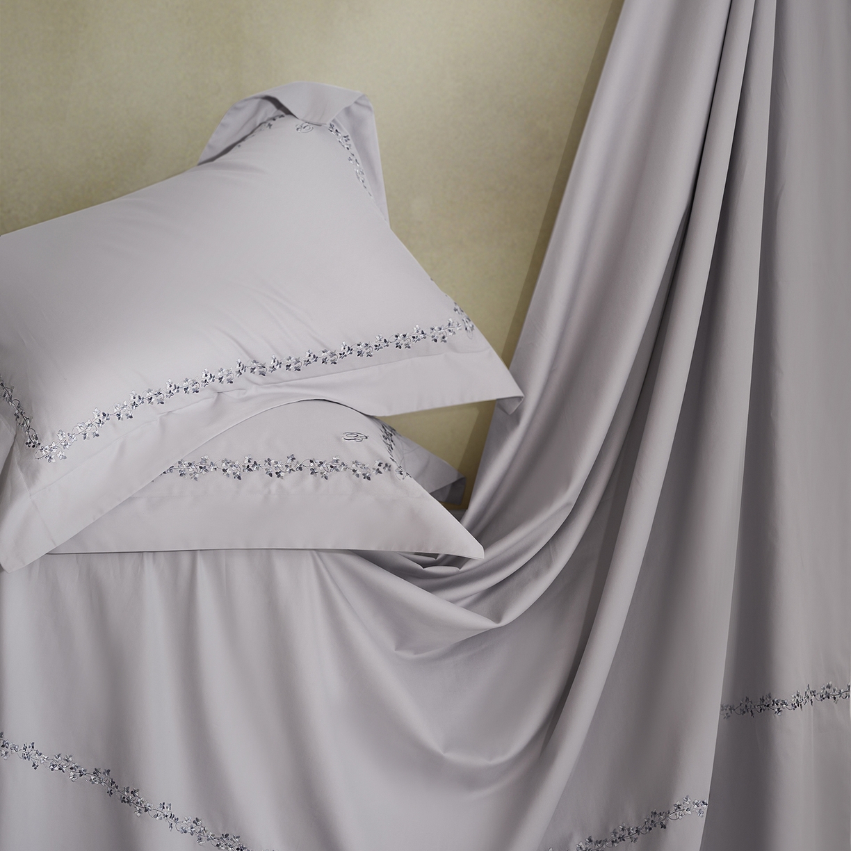 91家纺网 家纺一手货源 找家纺 嘉恋家纺 2025新款东帝兴全棉磨毛绣花四件套-情书系列 情书-蓝灰