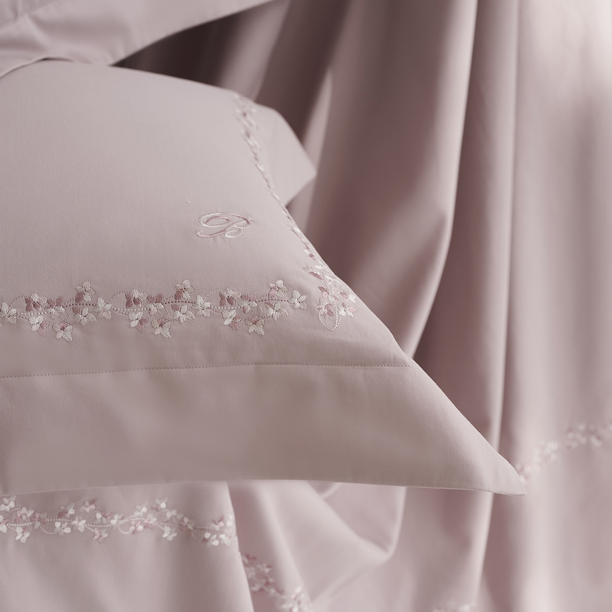 91家纺网 家纺一手货源 找家纺 嘉恋家纺 2025新款东帝兴全棉磨毛绣花四件套-情书系列 情书-豆沙粉