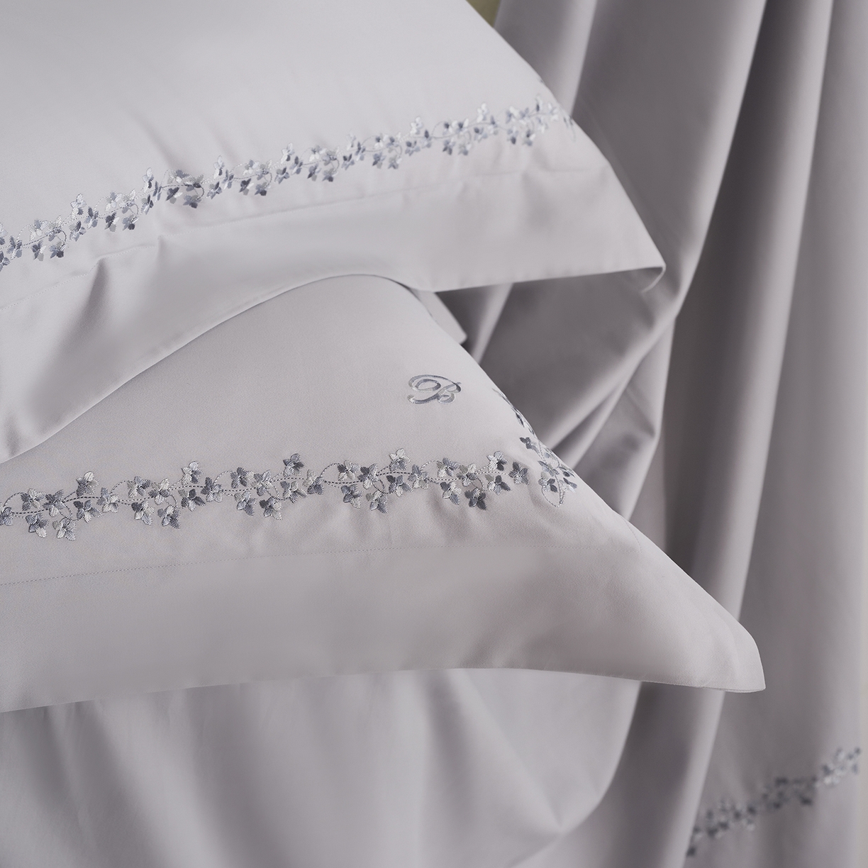 91家纺网 家纺一手货源 找家纺 嘉恋家纺 2025新款东帝兴全棉磨毛绣花四件套-情书系列 情书-蓝灰