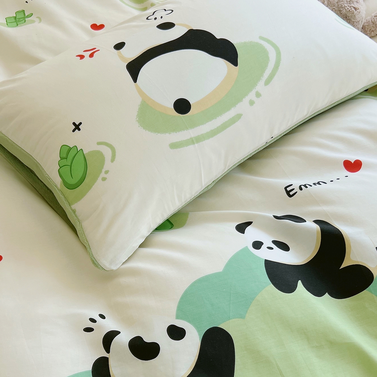 91家纺网 家纺一手货源 找家纺 金鑫汇家纺 2025新款全棉豆豆绒系列单枕套-棉加绒系列 棉加绒-熊猫乐园