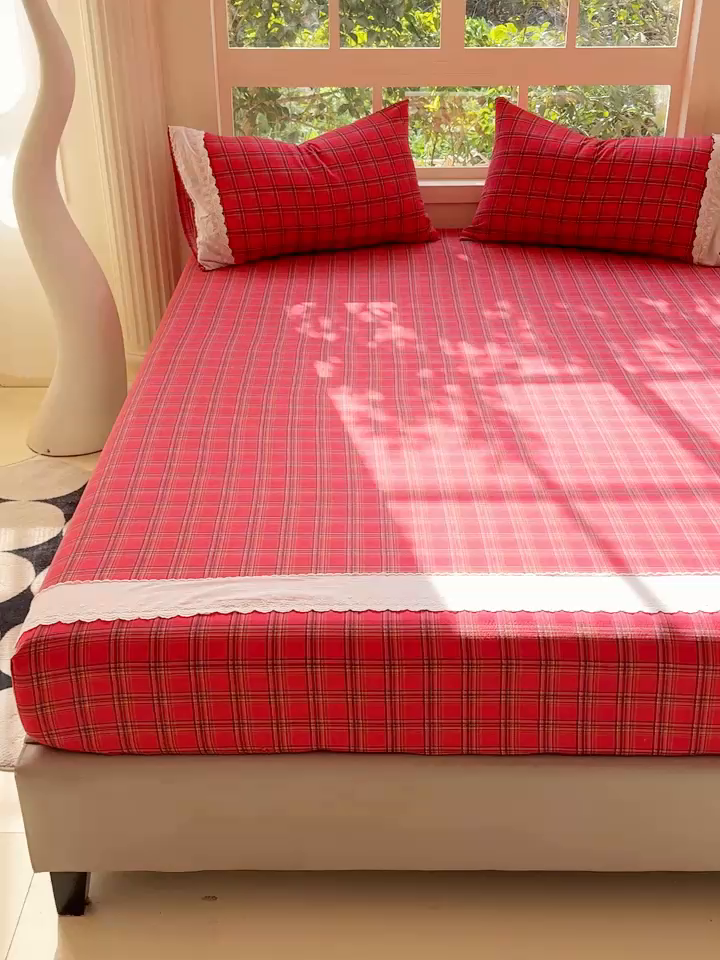 91家纺网 家纺一手货源 找家纺 富阿娜家纺 2026年新款小布袋简约复古花边床笠三件套 朱砂红格