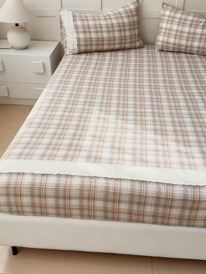 91家纺网 家纺一手货源 找家纺 富阿娜家纺 2026年新款小布袋简约复古花边床笠三件套 焦糖格纹