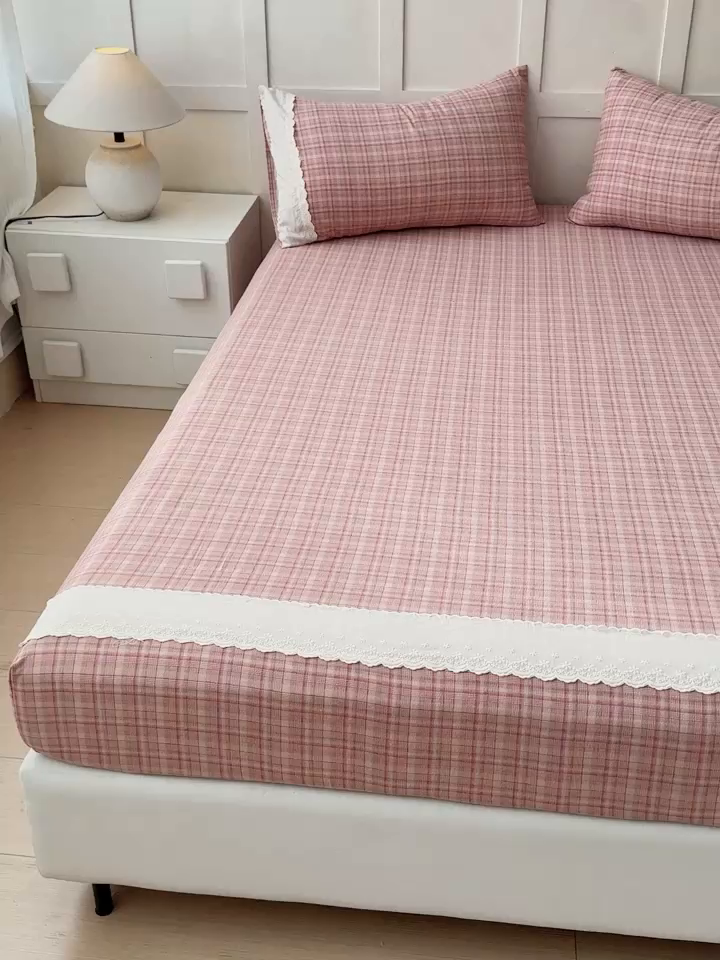 91家纺网 家纺一手货源 找家纺 富阿娜家纺 2026年新款小布袋简约复古花边床笠三件套 桃粉细格