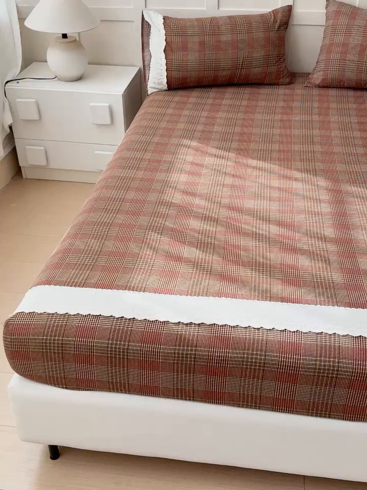 91家纺网 家纺一手货源 找家纺 富阿娜家纺 2026年新款小布袋简约复古花边床笠三件套 赤淘暖格