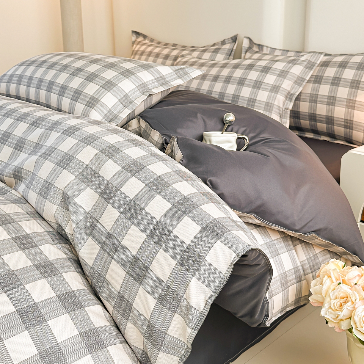 91家纺网 家纺一手货源 找家纺 楠沐家纺 2025年新款无印风学生印花四件套芦荟棉水洗棉 亚麻灰格