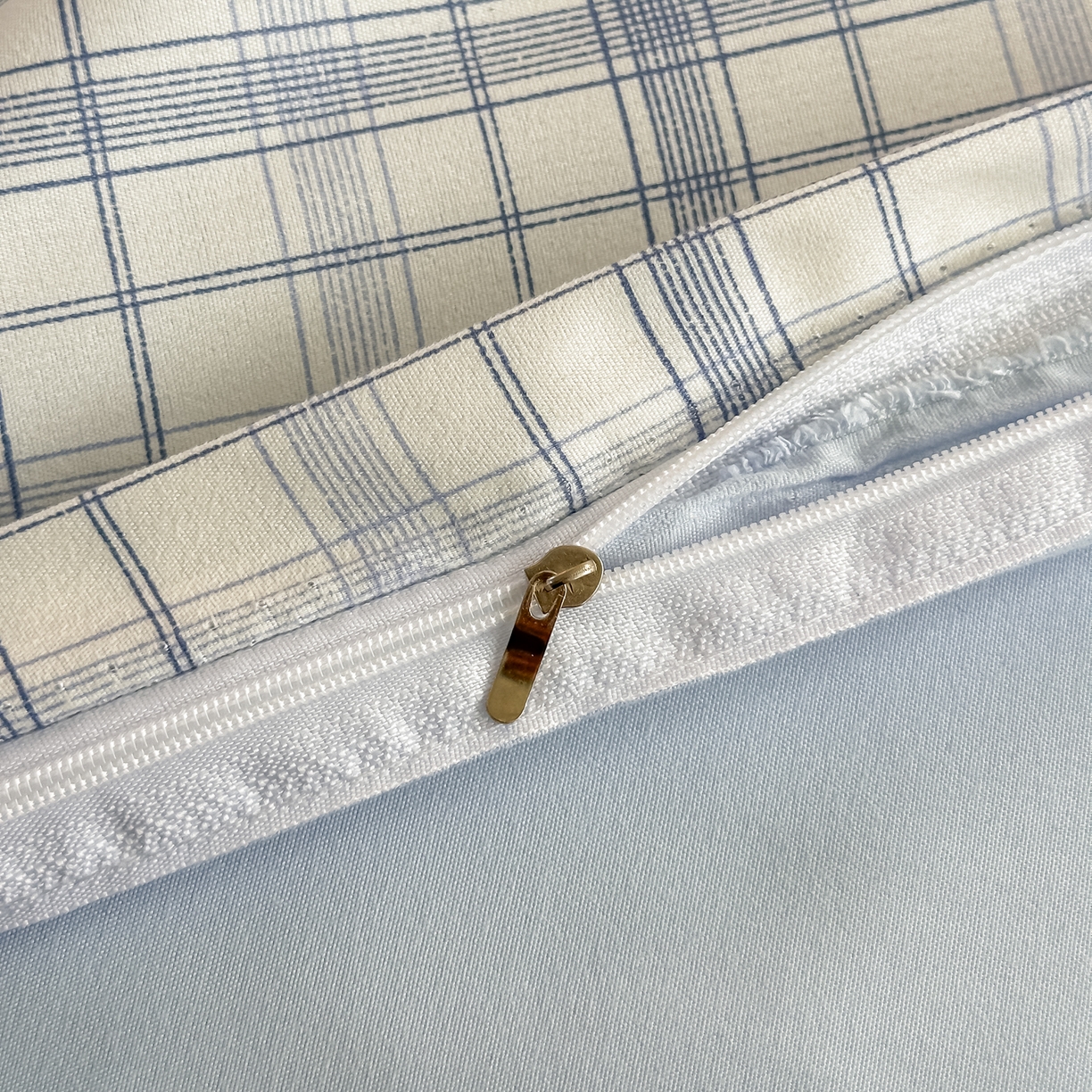 91家纺网 家纺一手货源 找家纺 楠沐家纺 2025年新款无印风学生印花四件套芦荟棉水洗棉 晴空蓝格