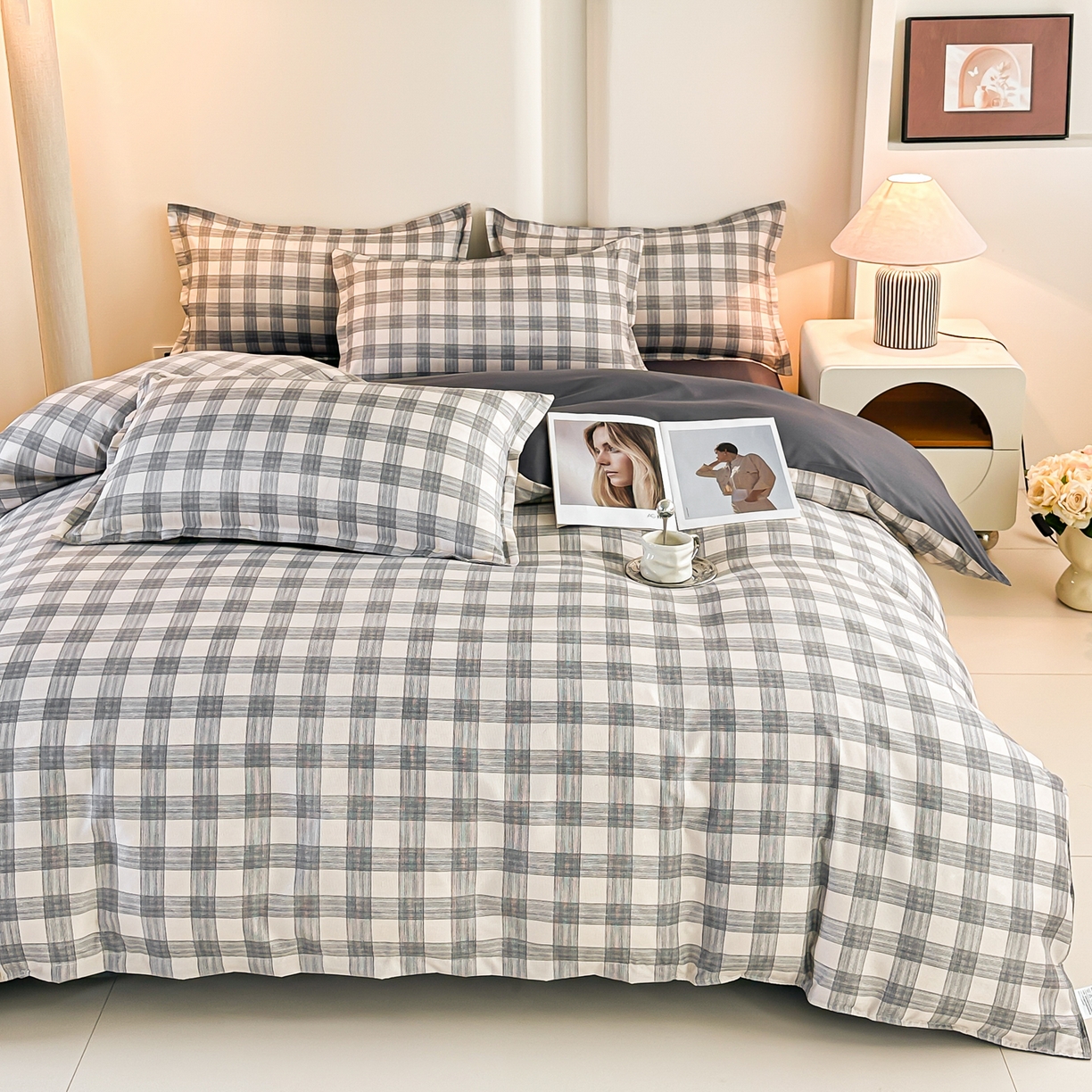 91家纺网 家纺一手货源 找家纺 楠沐家纺 2025年新款无印风学生印花四件套芦荟棉水洗棉 亚麻灰格