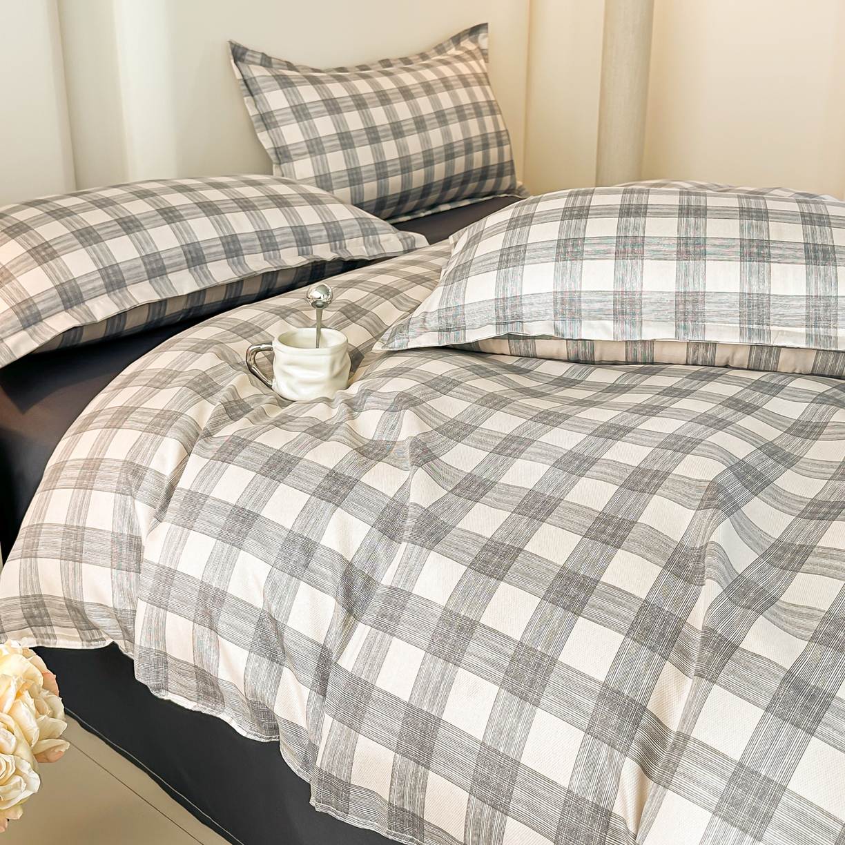 91家纺网 家纺一手货源 找家纺 楠沐家纺 2025年新款无印风学生印花四件套芦荟棉水洗棉 亚麻灰格