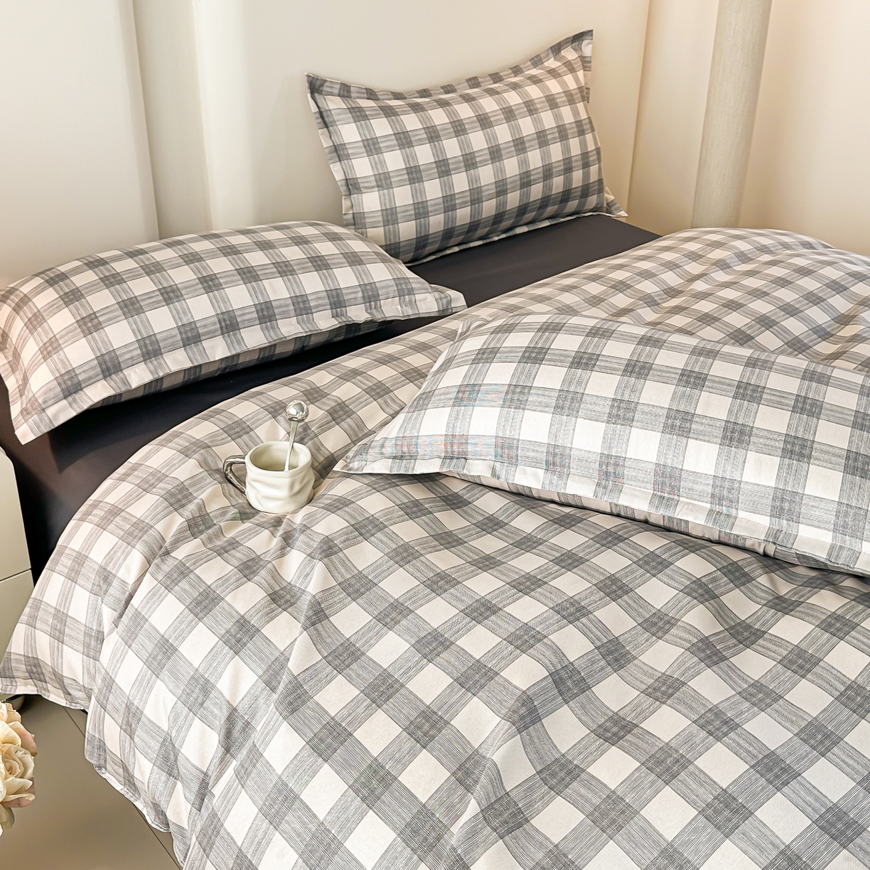 91家纺网 家纺一手货源 找家纺 楠沐家纺 2025年新款无印风学生印花四件套芦荟棉水洗棉 亚麻灰格