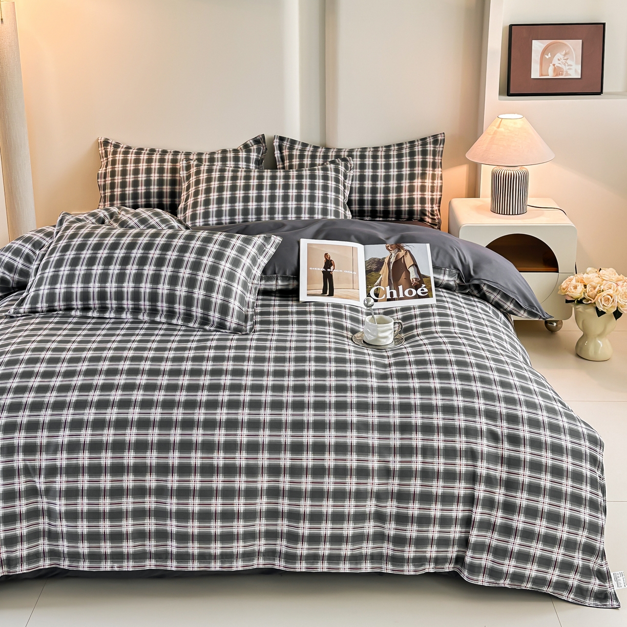 91家纺网 家纺一手货源 找家纺 楠沐家纺 2025年新款无印风学生印花四件套芦荟棉水洗棉 烟雾灰格