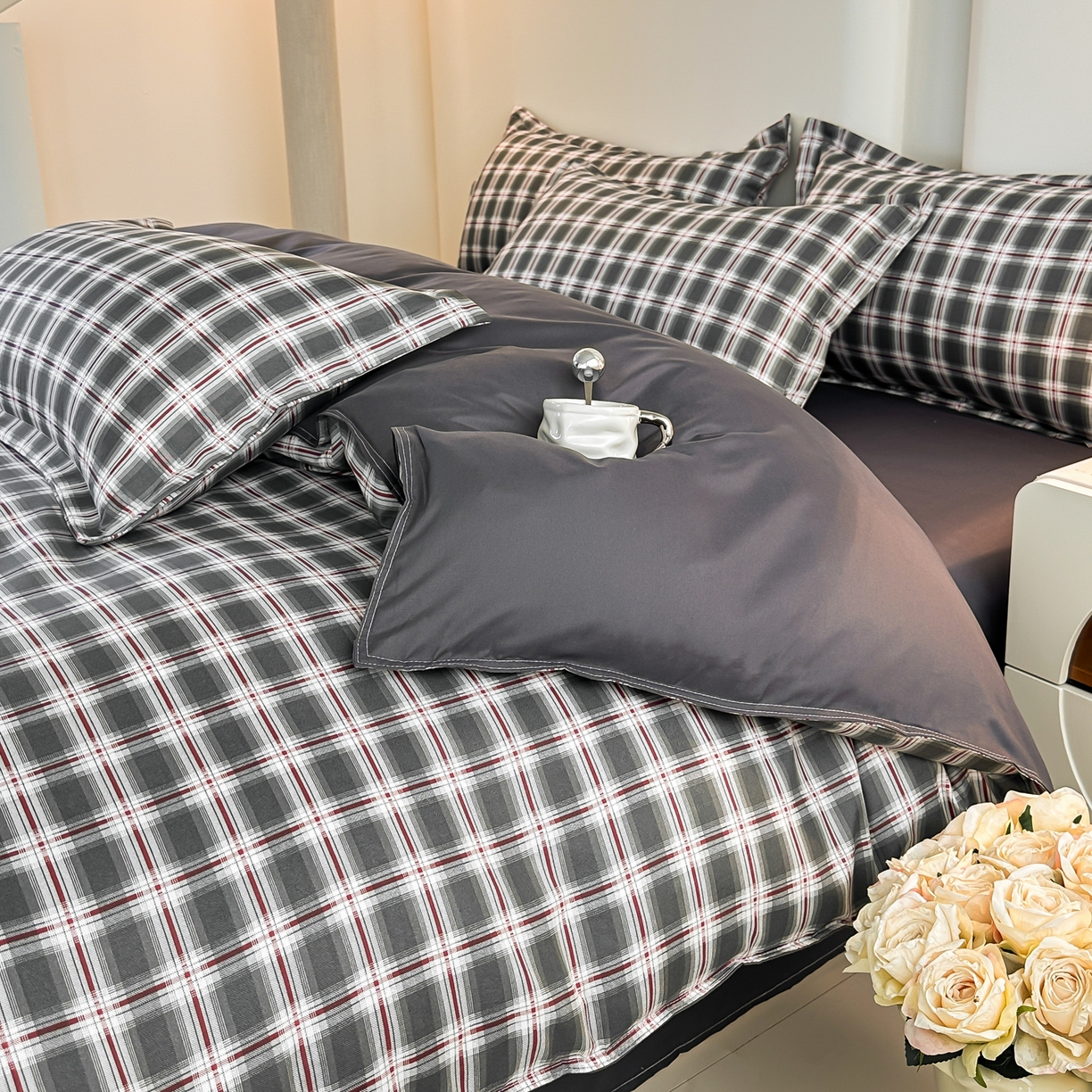 91家纺网 家纺一手货源 找家纺 楠沐家纺 2025年新款无印风学生印花四件套芦荟棉水洗棉 烟雾灰格