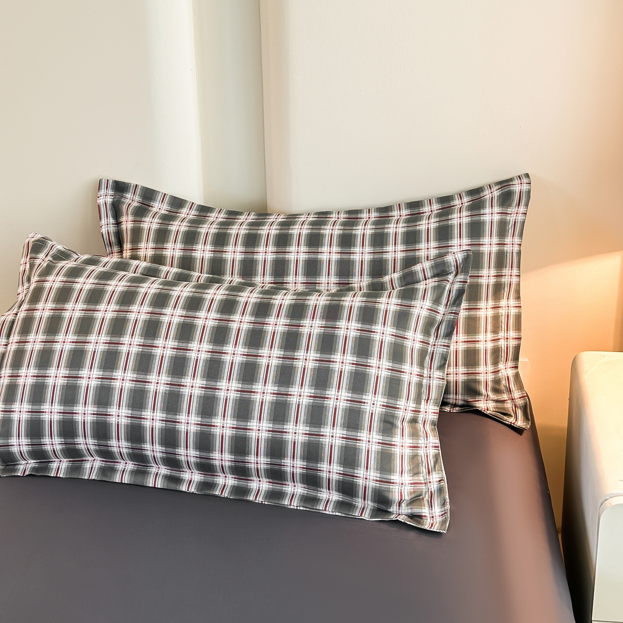 91家纺网 家纺一手货源 找家纺 楠沐家纺 2025年新款无印风学生印花四件套芦荟棉水洗棉 烟雾灰格