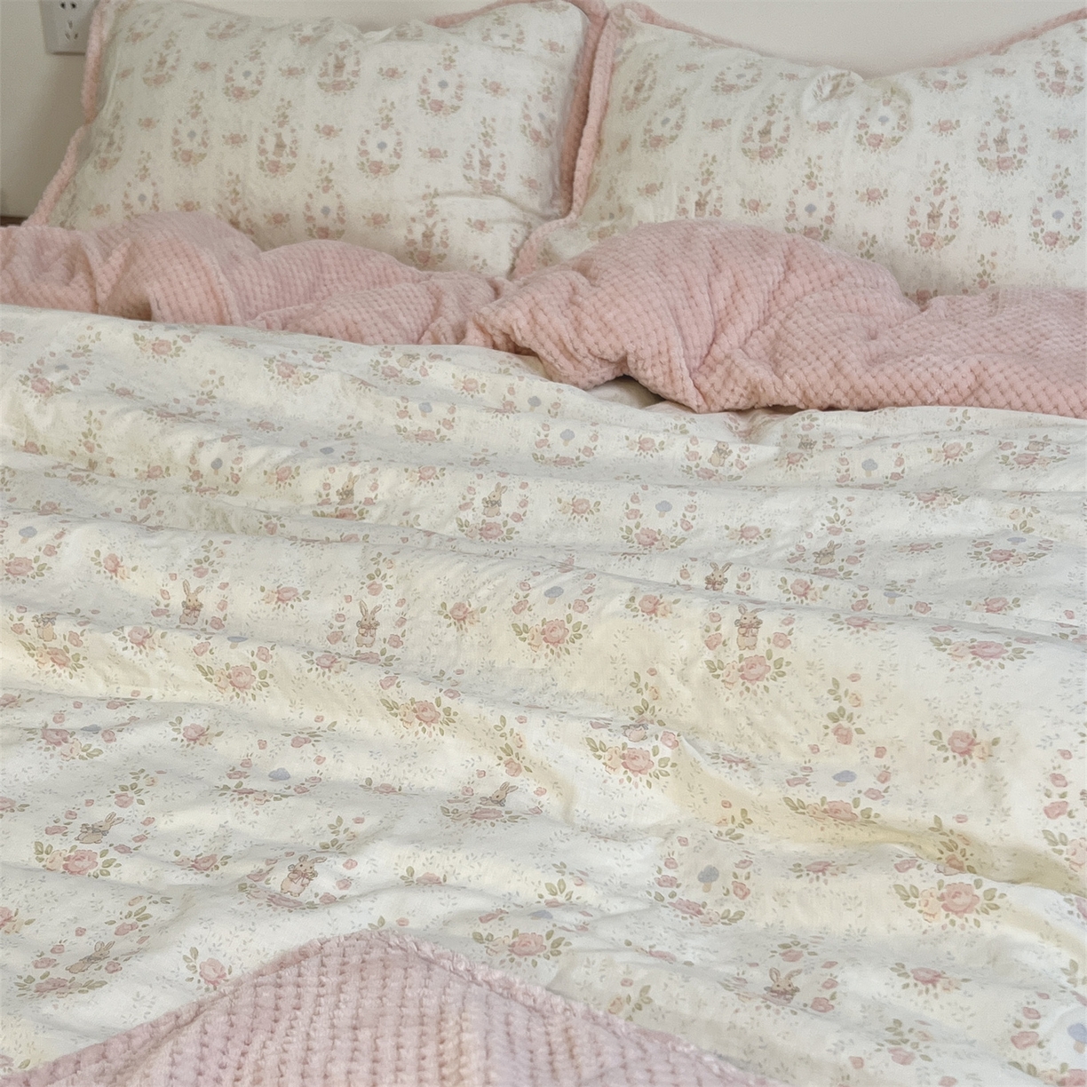 91家纺网 家纺一手货源 找家纺 荣轩 2025秋冬必备新品棉加绒华夫格提花绒工艺款四件套（铺床版）花环秘境