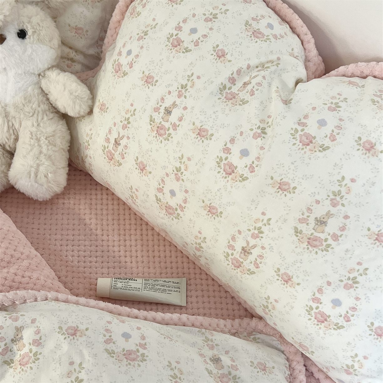 91家纺网 家纺一手货源 找家纺 荣轩 2025秋冬必备新品棉加绒华夫格提花绒工艺款四件套（铺床版）花环秘境