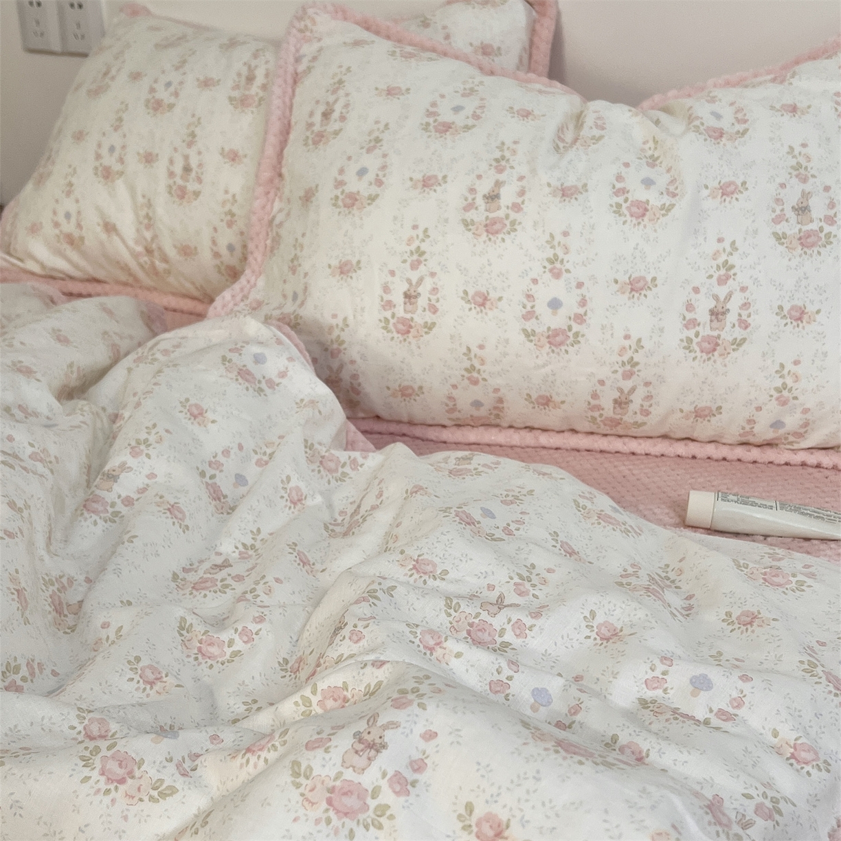 91家纺网 家纺一手货源 找家纺 荣轩 2025秋冬必备新品棉加绒华夫格提花绒工艺款四件套（铺床版）花环秘境