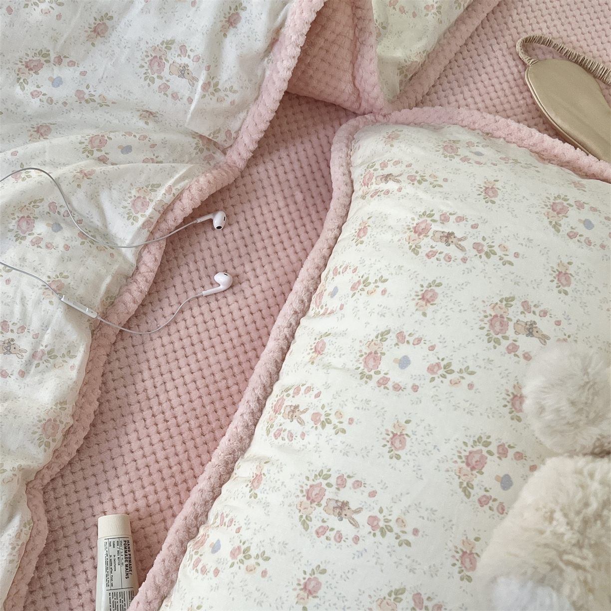 91家纺网 家纺一手货源 找家纺 荣轩 2025秋冬必备新品棉加绒华夫格提花绒工艺款四件套（铺床版）花环秘境