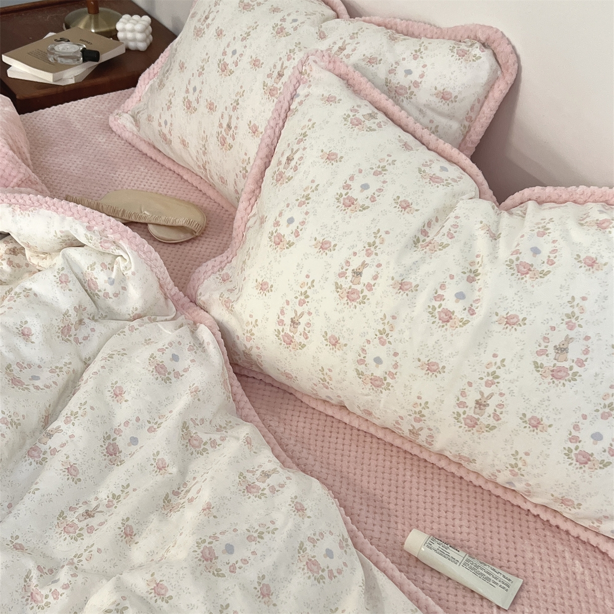 91家纺网 家纺一手货源 找家纺 荣轩 2025秋冬必备新品棉加绒华夫格提花绒工艺款四件套（铺床版）花环秘境