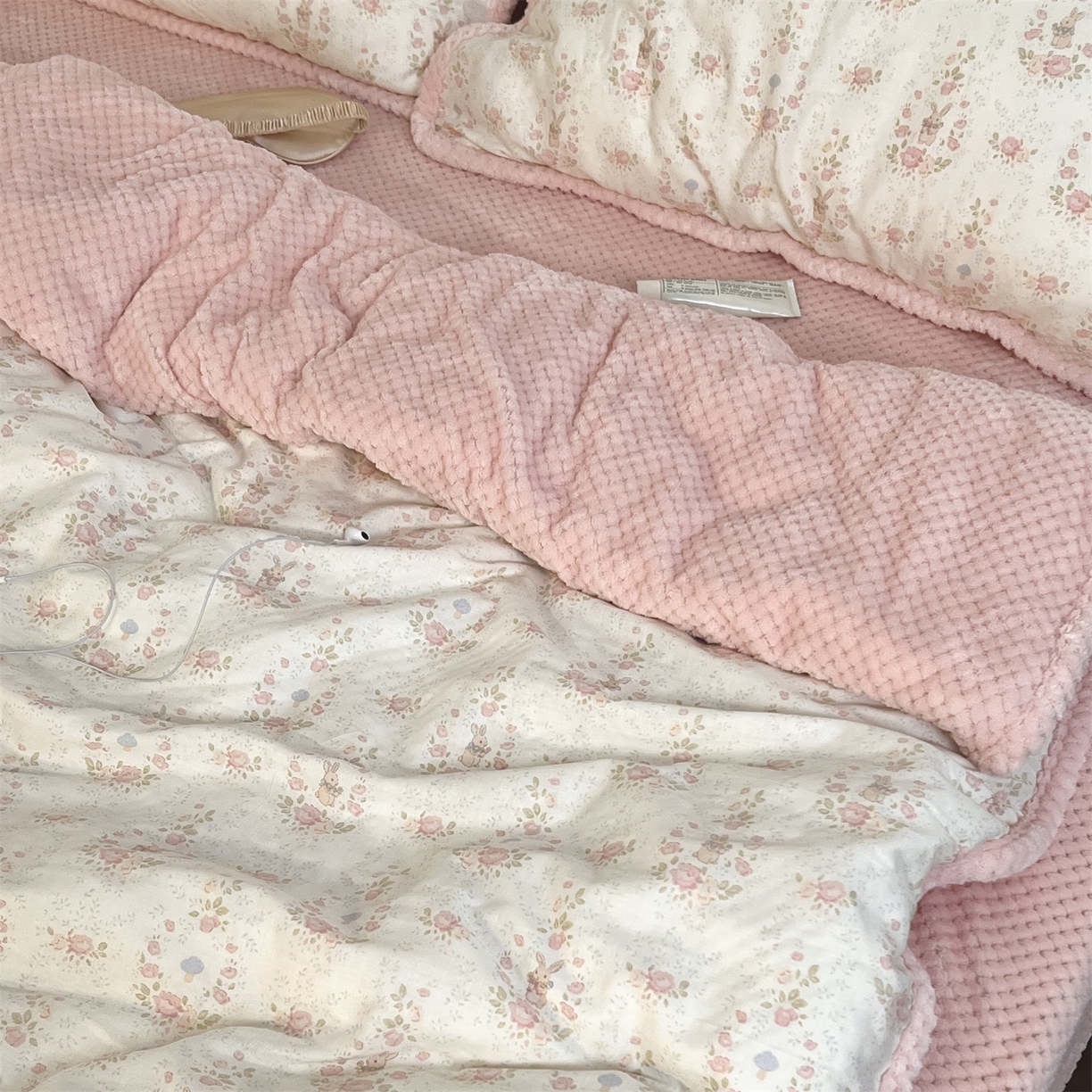 91家纺网 家纺一手货源 找家纺 荣轩 2025秋冬必备新品棉加绒华夫格提花绒工艺款四件套（铺床版）花环秘境