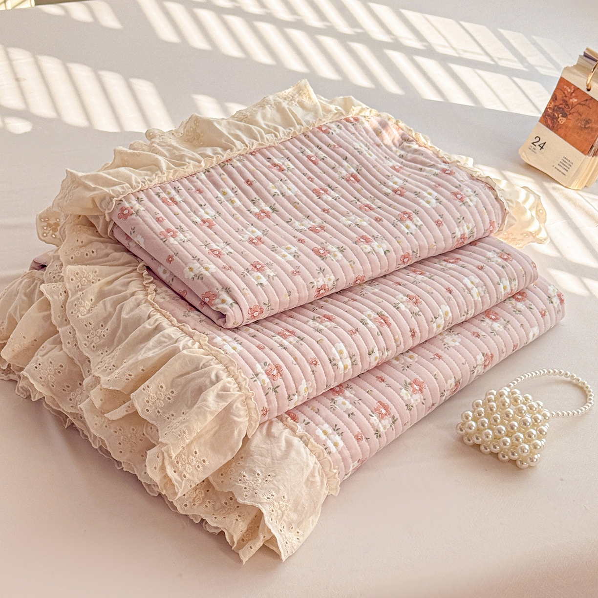 91家纺网 家纺一手货源 找家纺 亨通家纺 2026新款古法水洗棉花边夹棉床盖单床盖床盖单件 和风细雨