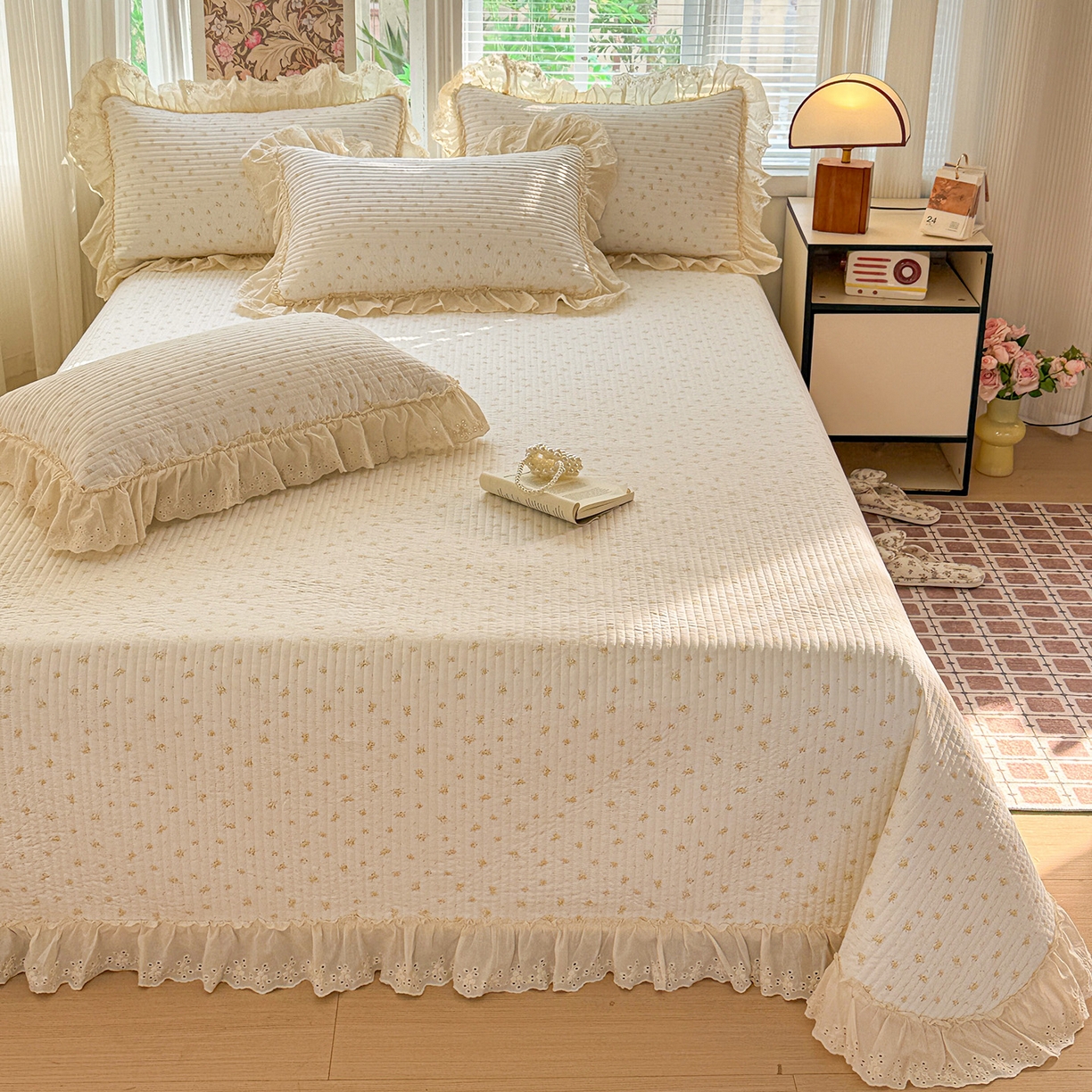 91家纺网 家纺一手货源 找家纺 亨通家纺 2026新款古法水洗棉花边夹棉床盖单床盖床盖单件 花田与夏