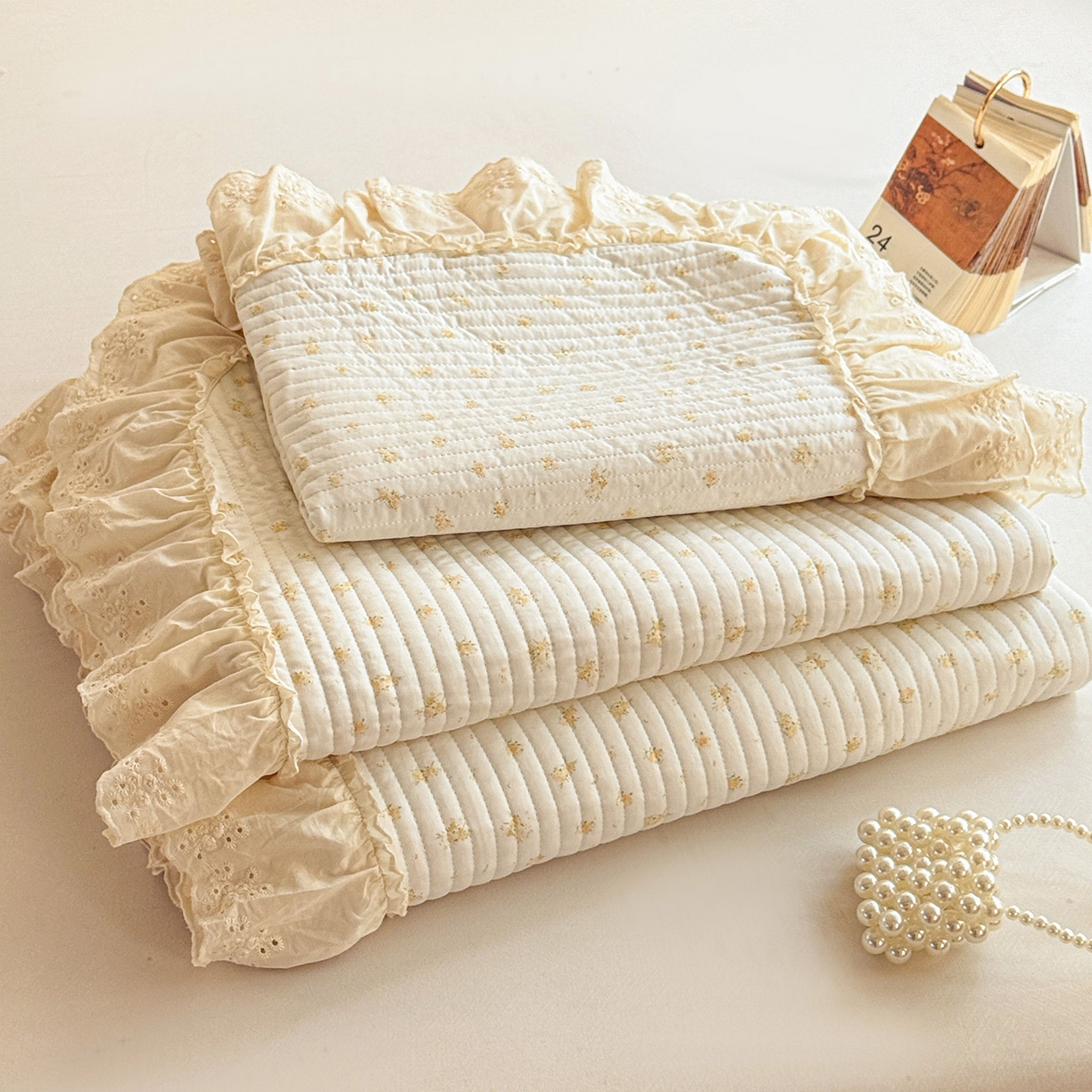 91家纺网 家纺一手货源 找家纺 亨通家纺 2026新款古法水洗棉花边夹棉床盖单床盖床盖单件 花田与夏