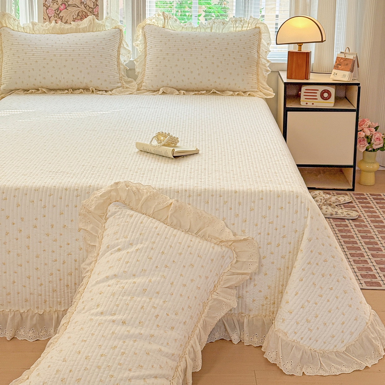 91家纺网 家纺一手货源 找家纺 亨通家纺 2026新款古法水洗棉花边夹棉床盖单床盖床盖单件 花田与夏