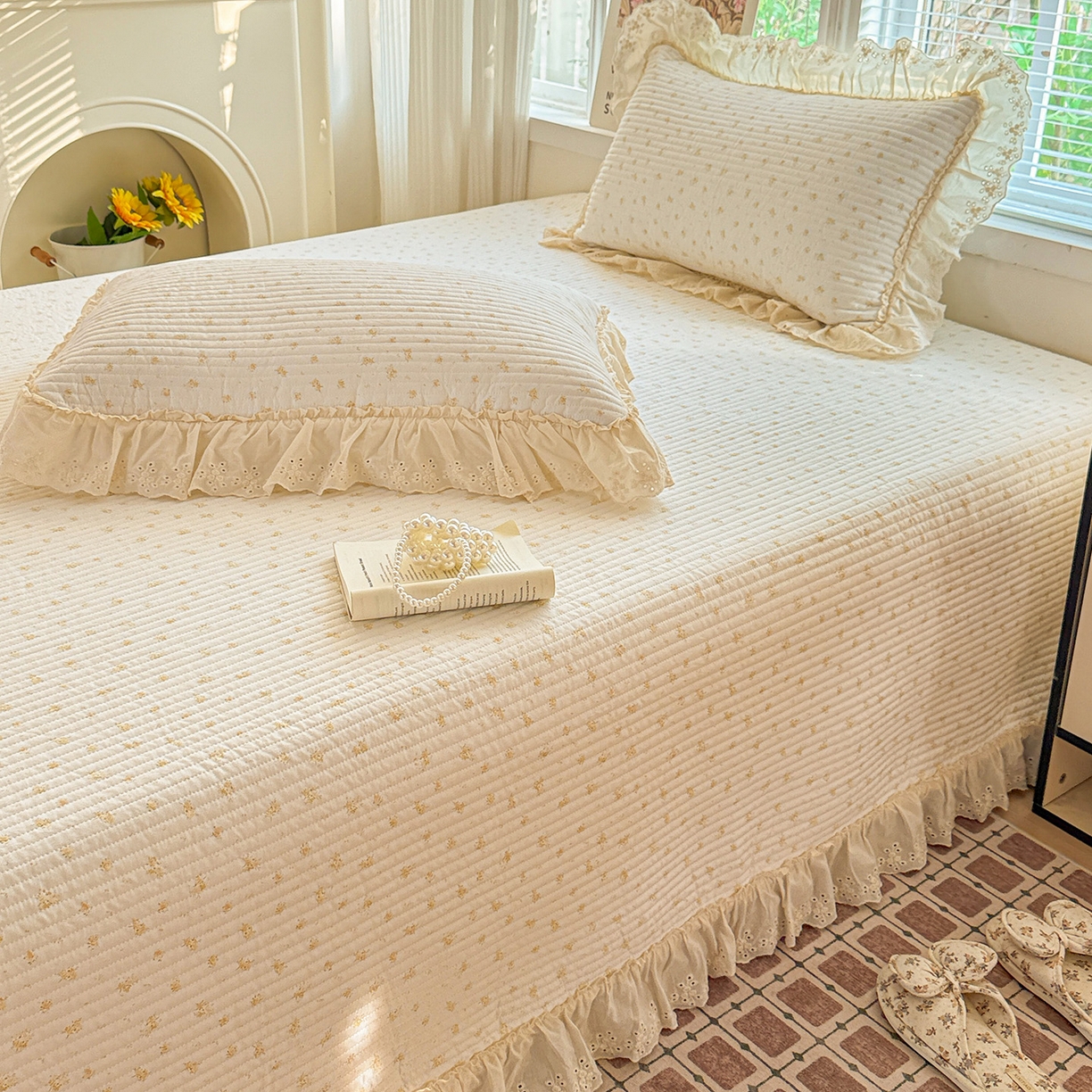 91家纺网 家纺一手货源 找家纺 亨通家纺 2026新款古法水洗棉花边夹棉床盖单床盖床盖单件 花田与夏