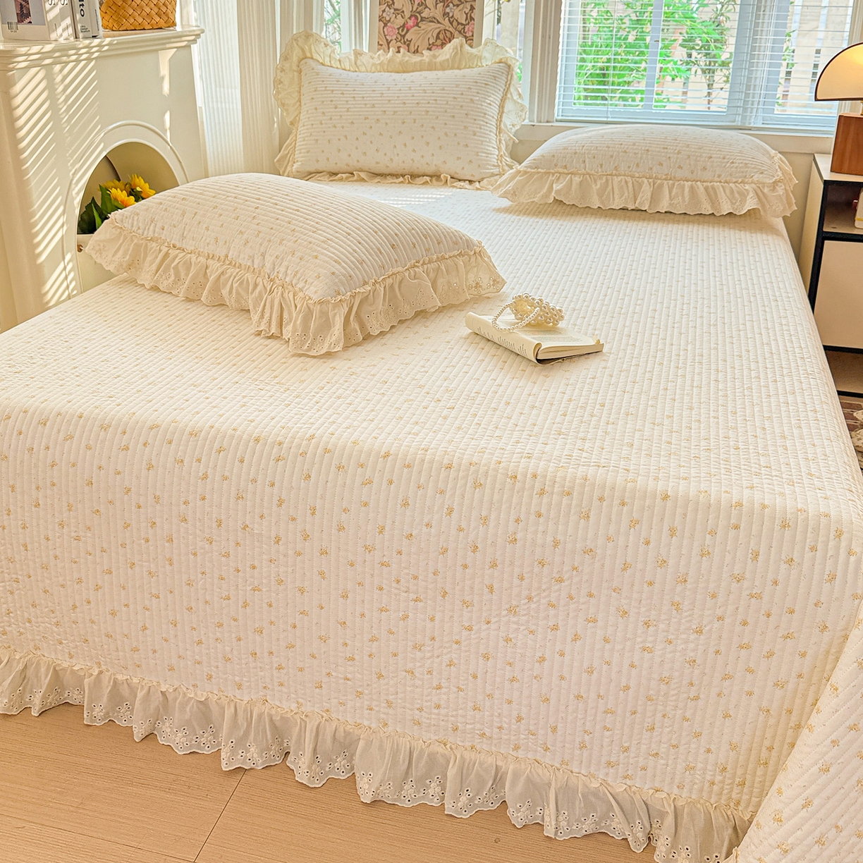 91家纺网 家纺一手货源 找家纺 亨通家纺 2026新款古法水洗棉花边夹棉床盖单床盖床盖单件 花田与夏