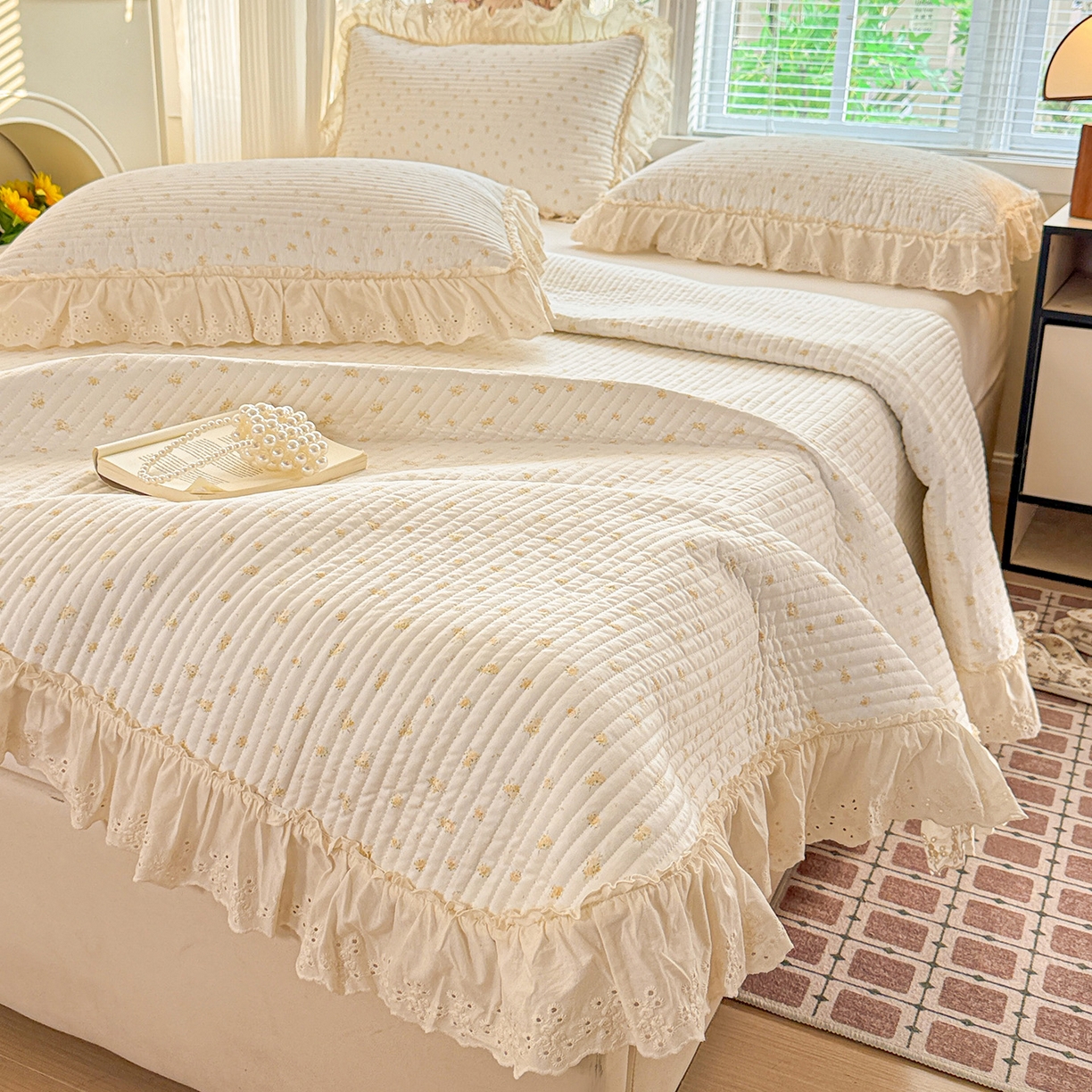 91家纺网 家纺一手货源 找家纺 亨通家纺 2026新款古法水洗棉花边夹棉床盖单床盖床盖单件 花田与夏