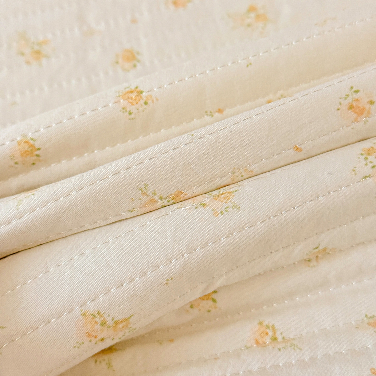 91家纺网 家纺一手货源 找家纺 亨通家纺 2026新款古法水洗棉花边夹棉床盖单床盖床盖单件 花田与夏