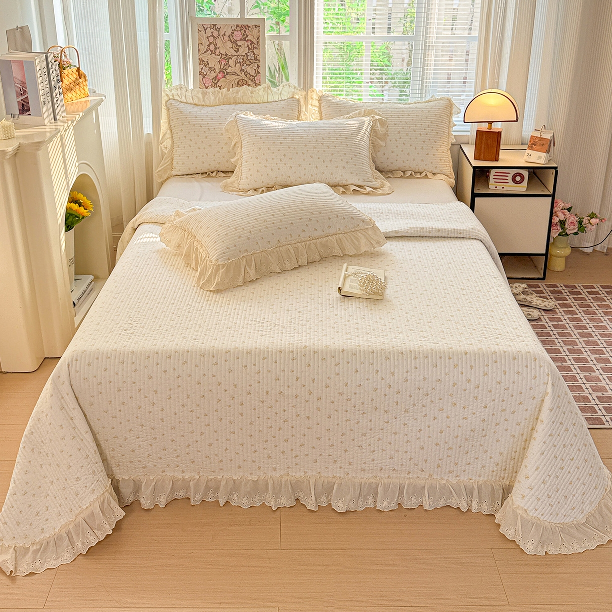 91家纺网 家纺一手货源 找家纺 亨通家纺 2026新款古法水洗棉花边夹棉床盖单床盖床盖单件 花田与夏