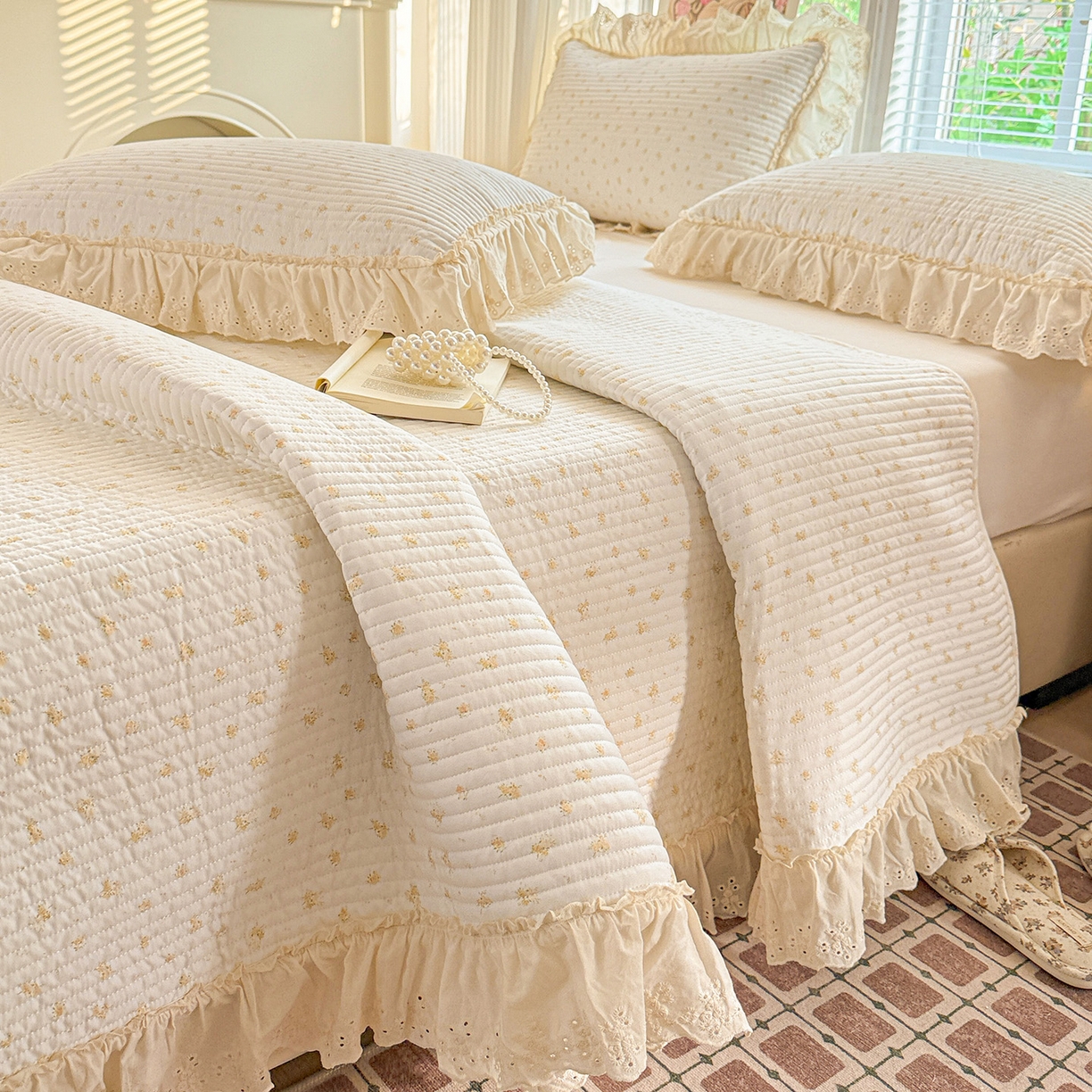 91家纺网 家纺一手货源 找家纺 亨通家纺 2026新款古法水洗棉花边夹棉床盖单床盖床盖单件 花田与夏