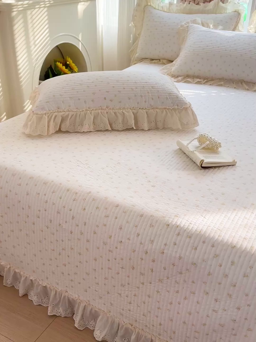 91家纺网 家纺一手货源 找家纺 亨通家纺 2026新款古法水洗棉花边夹棉床盖单床盖床盖单件 花田与夏