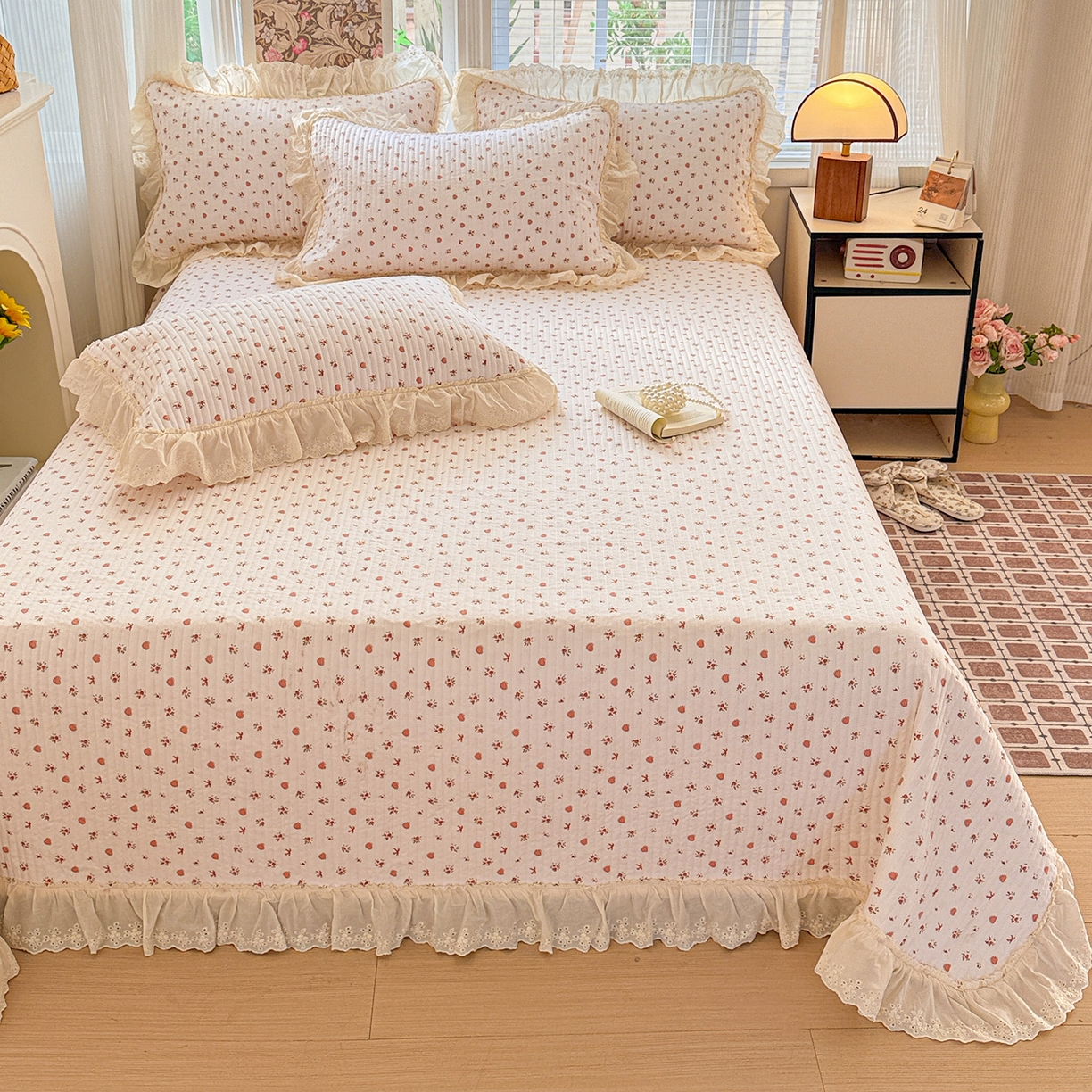 91家纺网 家纺一手货源 找家纺 亨通家纺 2026新款古法水洗棉花边夹棉床盖单床盖床盖单件 少女茶会红