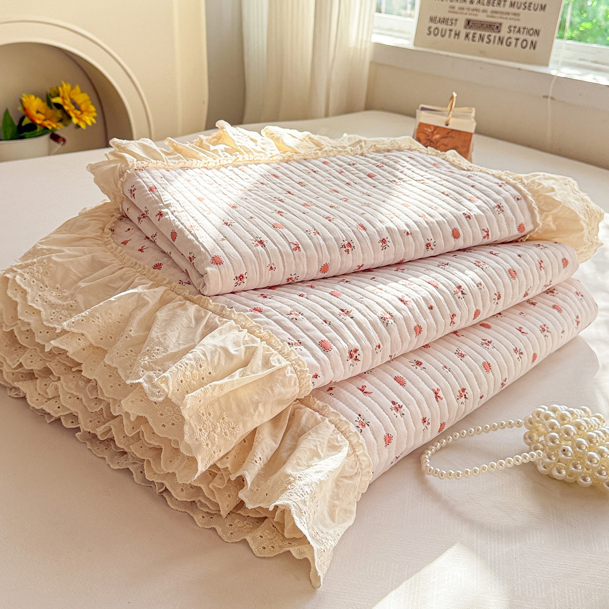 91家纺网 家纺一手货源 找家纺 亨通家纺 2026新款古法水洗棉花边夹棉床盖单床盖床盖单件 少女茶会红