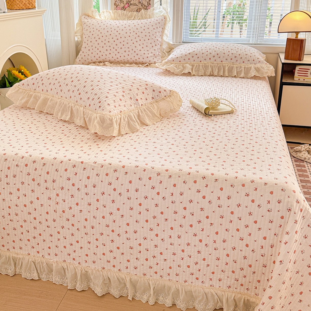 91家纺网 家纺一手货源 找家纺 亨通家纺 2026新款古法水洗棉花边夹棉床盖单床盖床盖单件 少女茶会红